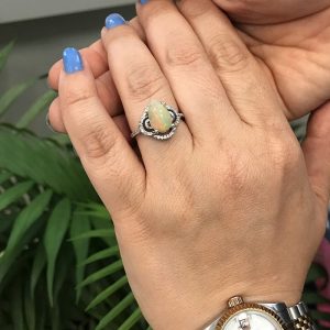 خرید انگشتر نقره زنانه با سنگ اوپال در فروشگاه اینترنتی پوشاکچی-مشاهده قیمت و مشخصات